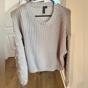 Moon&Madison sweater with textured sleeves. Size medium, fits like a S/M